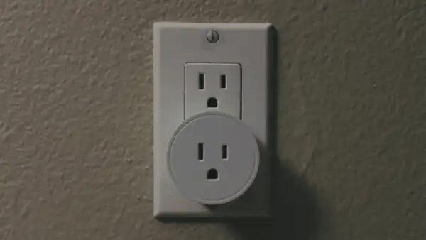 Animation of a smart plug being used to allow turning on multiple lamps simultaneously